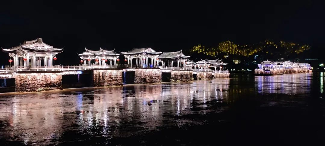 潮州古城樓的夜景，倒映一江水，如詩如畫。